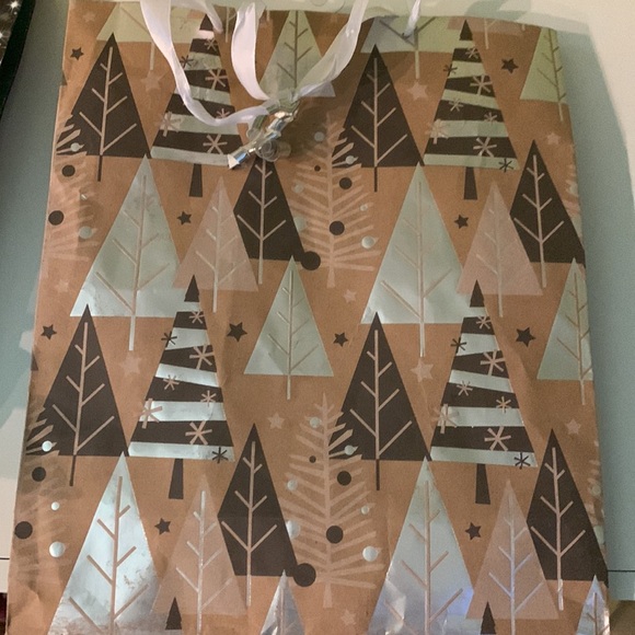 3 holiday gift bags - Picture 3 of 8